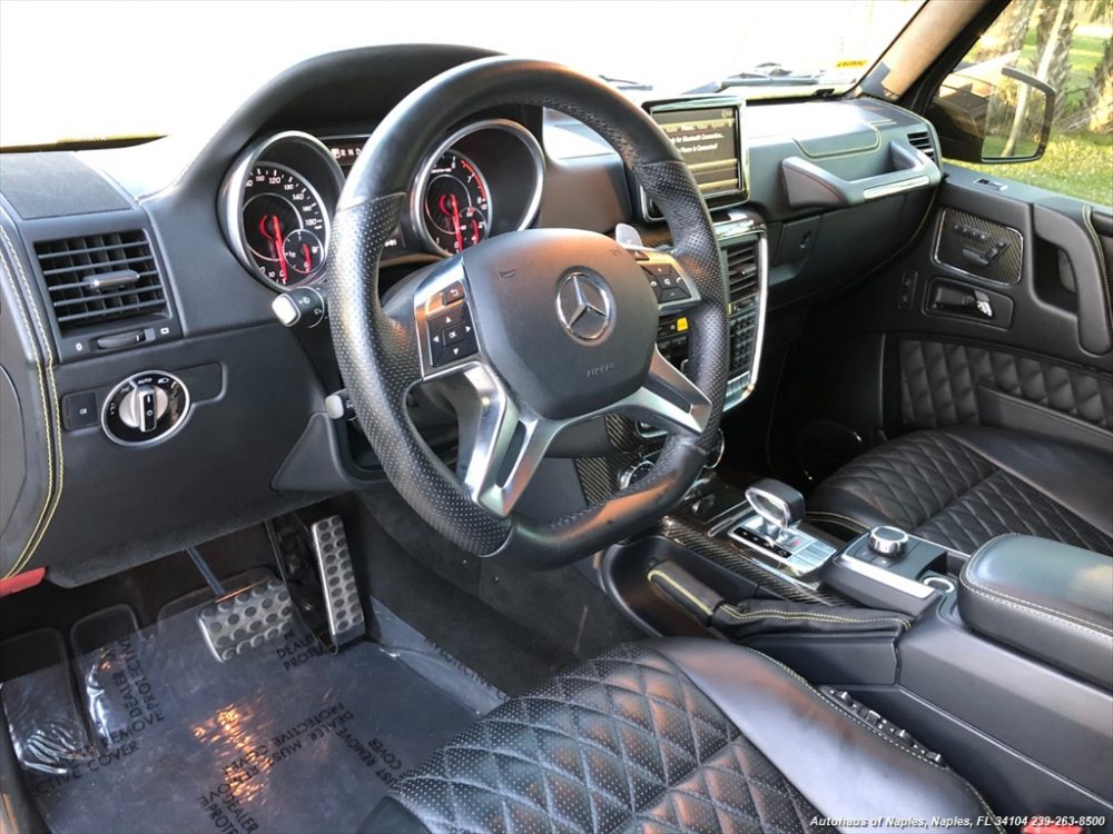 Nội thất của chiếc SUV hạng sang chuyên off-road Mercedes-Benz G63 AMG 6x6 độc nhất Việt Nam là màu đen Designo Black kết hợp cùng da Nappa Leather tuyệt đẹp với đường khâu kim cương và chỉ may màu vàng nổi bật. Ngoài ra còn có nhiều chi tiết bằng carbon.