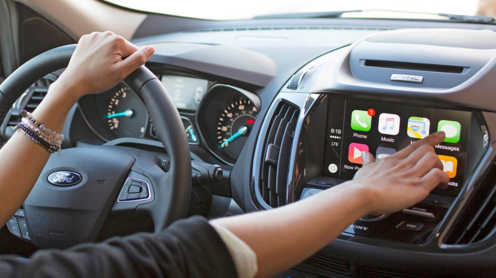 Việc sử dụng khẩu lệnh điều khiển hệ thống SYNC cho phép người lái có thể tập trung quan sát, điều khiển phương tiện hơn