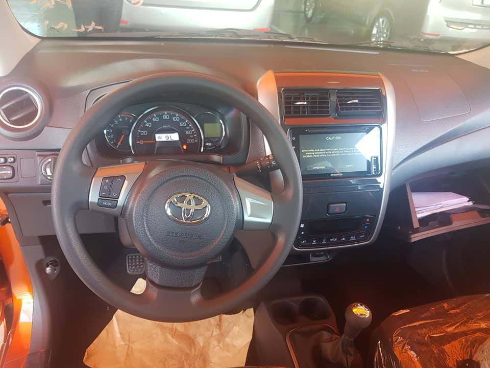 Nội thất của bản số sàn MT trên Toyota Wigo 2020 sở hữu trang bị không kém gì phiên bản số tự động AT