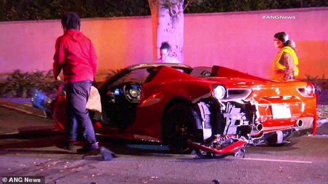 Chiếc siêu xe mui trần bị hỏng khá nặng sau vụ tai nạn