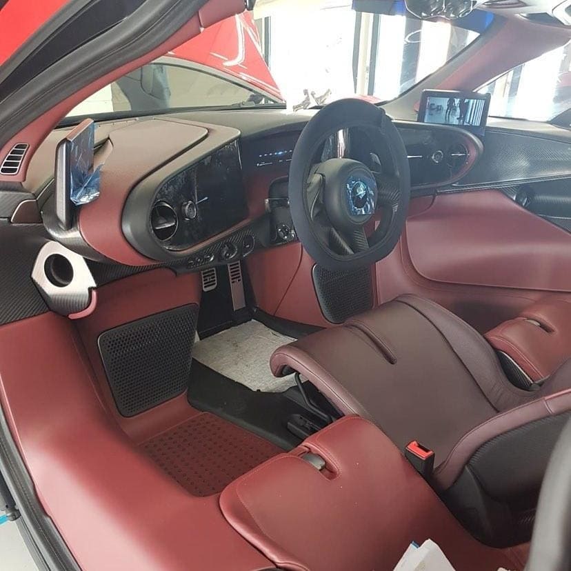 Nội thất 3 chỗ ngồi trên siêu xe McLaren Speedtail ở Singapore có màu đỏ