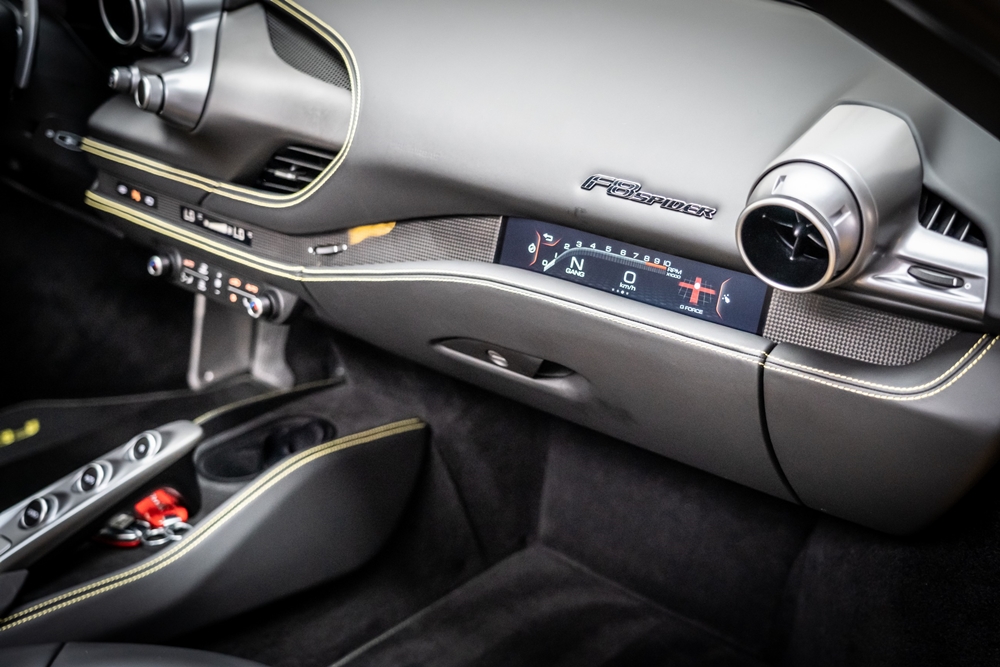 Trước mặt ghế phụ còn có một màn hình nhỏ thể hiện một số thông tin của xe được tích hợp trên bảng táp-lô của xe. Viền 2 bên bảng đồng hồ này là sợi carbon, và trên đỉnh là logo F8 Spider.