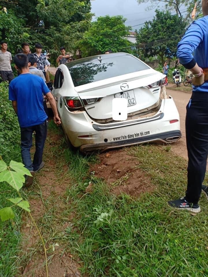 Chiếc ô tô Mazda bị hư hỏng cả đầu xe lẫn đuôi xe sau vụ tai nạn