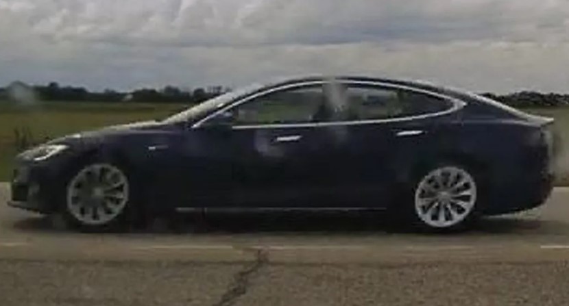 Chiếc Tesla Model S chạy ở vận tốc 150 km/h trong tình trạng không có ai cầm vô lăng