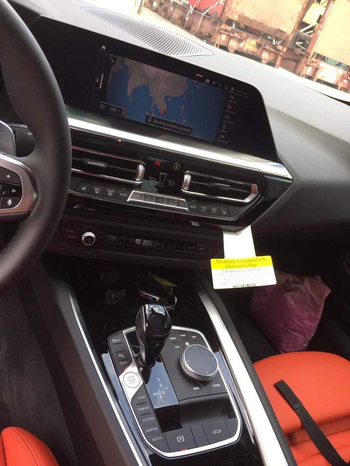 Còn đây là màn hình giải trí và bảng điều khiển trung tâm của xe BMW Z4 2020