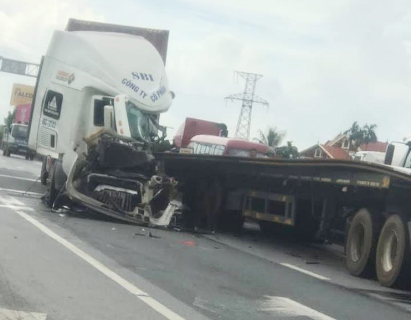 Vụ tai nạn khiến giao thông qua QL5 gặp khó khăn