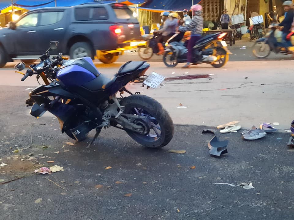 Chiếc mô tô Yamaha R15 bị hư hỏng nặng sau vụ tai nạn