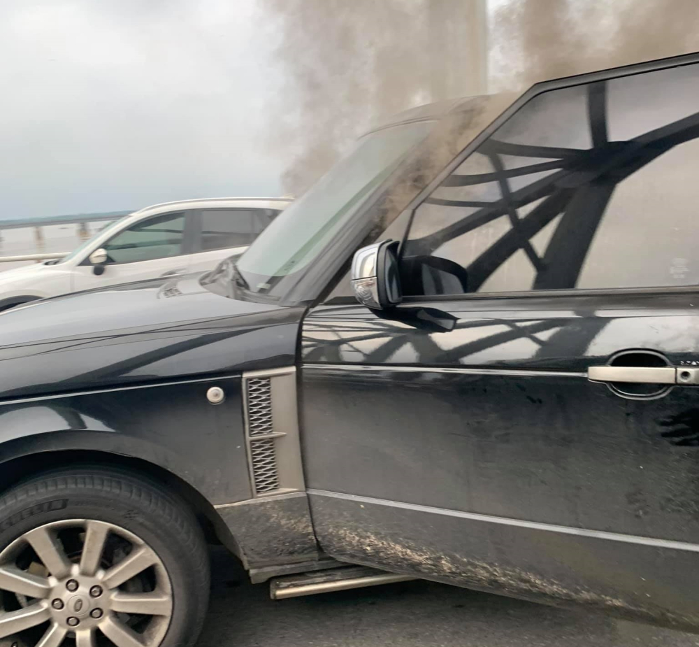 Xe Range Rover lúc bốc khói mù mịt trong khoang lái