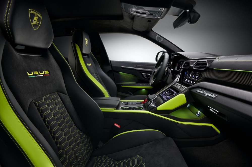 Nội thất Lamborghini Urus Graphite Capsule sẽ được bọc da Alcantara màu đen với các chi tiết và chỉ khâu tương phản màu nổi bật ở 2 bên ghế, thành cửa, bảng táp lô... và còn có logo Lamborghini cũng như dòng chữ Urus trên ghế ngồi.
