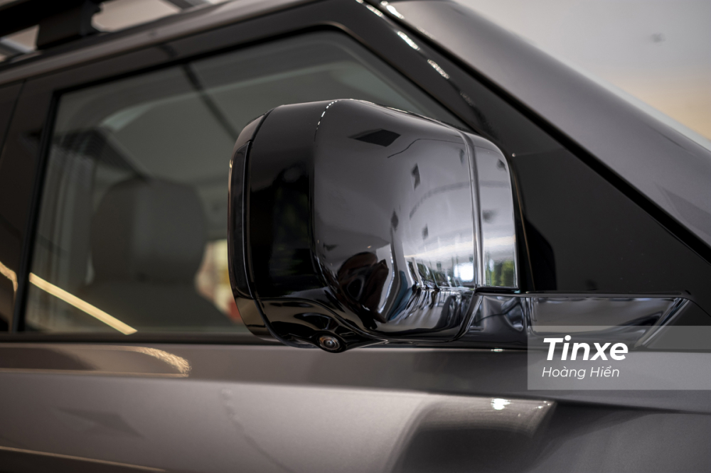 Land Rover Defender 2020 vẫn sở hữu bộ gương chiếu hậu điều khiển điện có kích thước lớn nhưng nay đã được làm trau truốt hơn và bổ sung thêm camera 360 độ quanh xe.