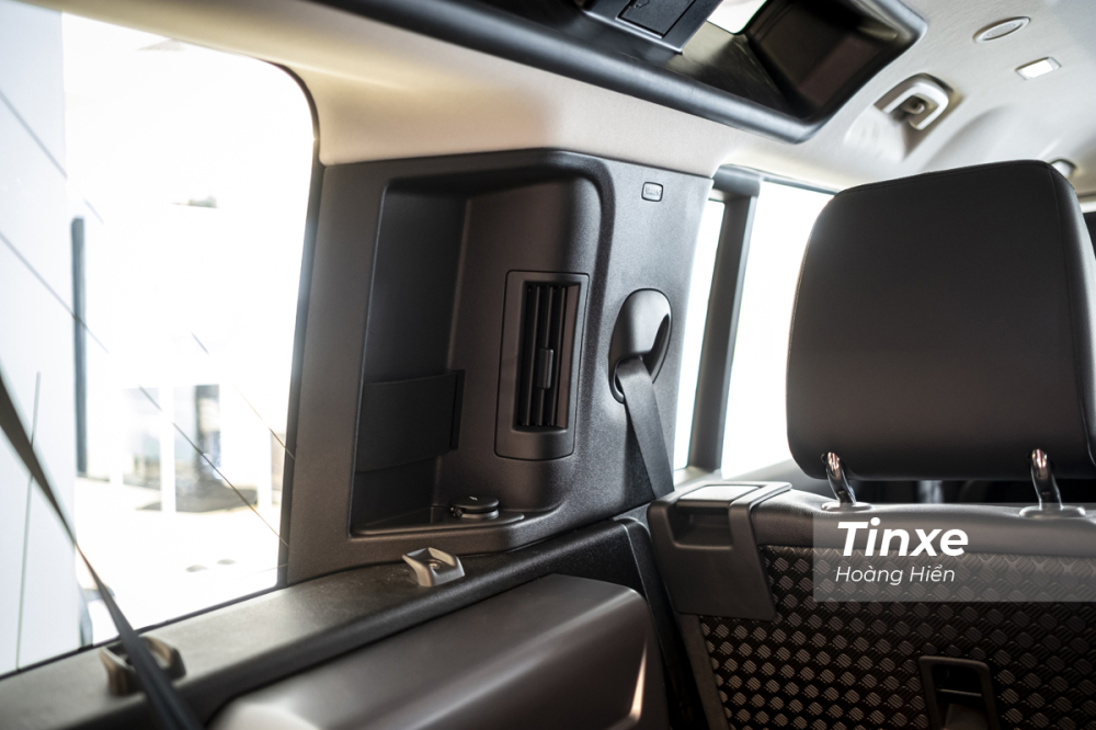 Ở hàng ghế thứ 3, Land Rover Defender 2020 cũng được trang bị cửa gió điều hoà.