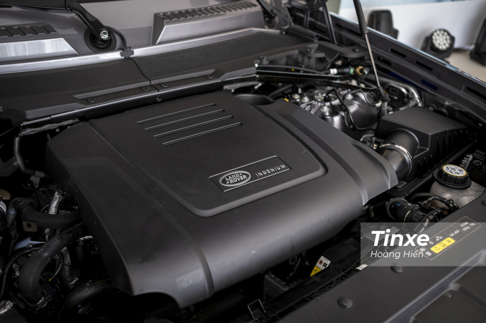 Cung cấp sức mạnh cho Land Rover Defender 2020 là khối động cơ Ignenium với hai tuỳ chọn bao gồm động cơ 6 xi-lanh thẳng hàng với một hệ thống hybrid hỗ trợ cho công suất cực đại 400PS và mô men xoắn cực đại 550Nm và một động cơ xăng 2 lít tăng áp công suất 300PS và mô-men xoắn cực đại 400 Nm. 