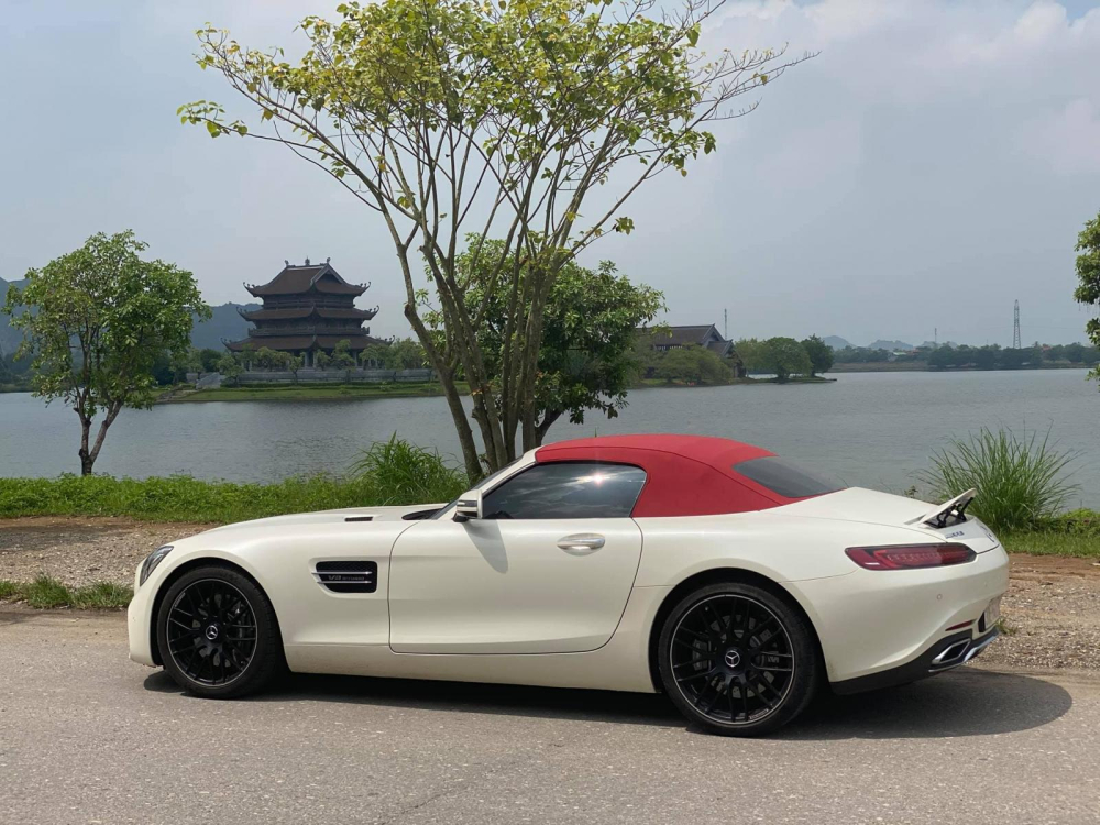 Giá xe Mercedes-AMG GT Roadster tại Việt Nam lúc mới về nước là 10,4 tỷ đồng