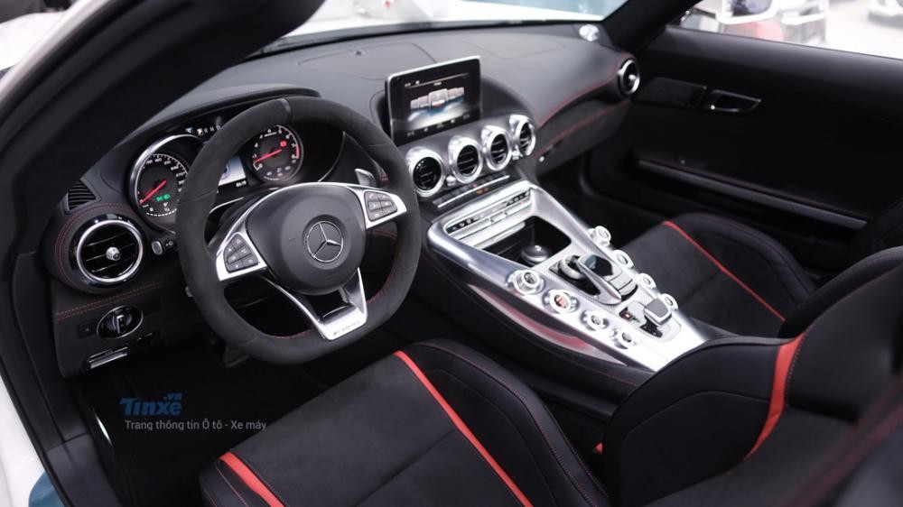 Khoang nội thất bên trong Mercedes-AMG GT Roadster là sự kết hợp giữa sự sang trọng và phong cách thể thao với ghế thể thao AMG bọc da Nappa kết hợp các chi tiết ốp carbon sáng màu.