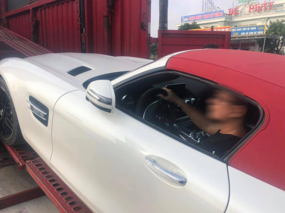 Doanh nhân Sài thành tự tay lái siêu xe mui trần Mercedes-AMG GT Roadster lên xe lồng