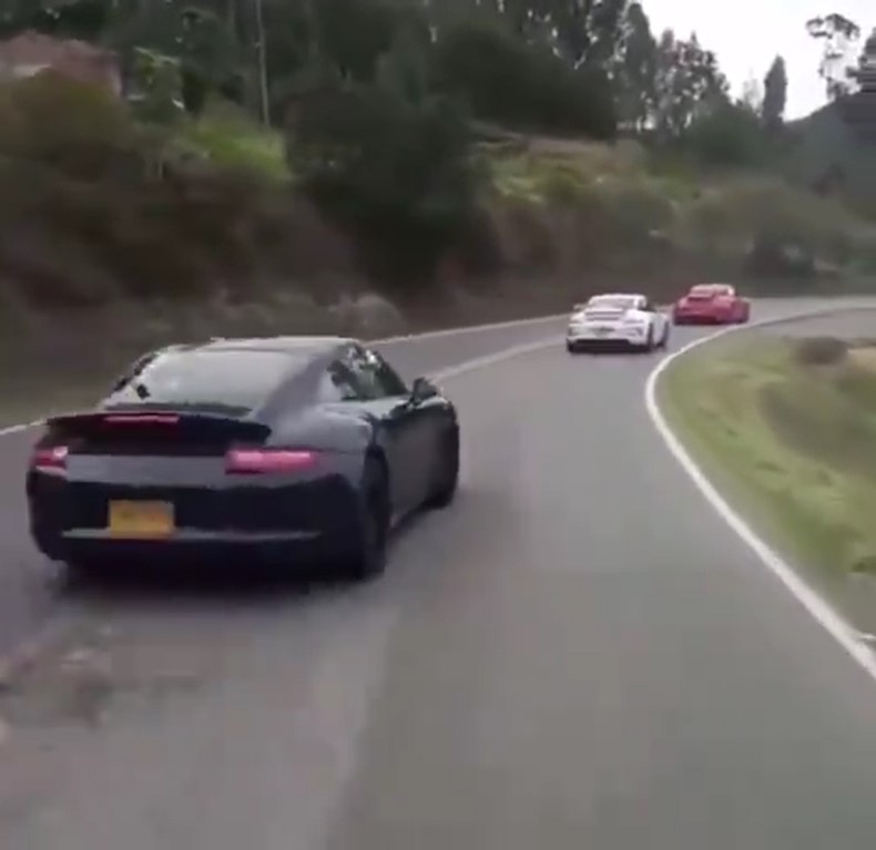 3 chiếc Porsche được cho là chạy đua với nhau trên quốc lộ
