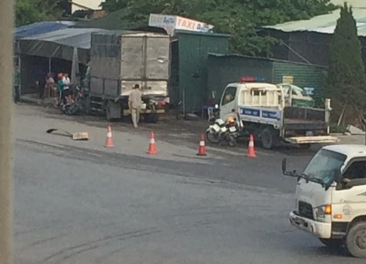 Hiện trường vụ tai nạn xe tải lao vào quán nước bên đường xảy ra sáng nay ở Hưng Yên 