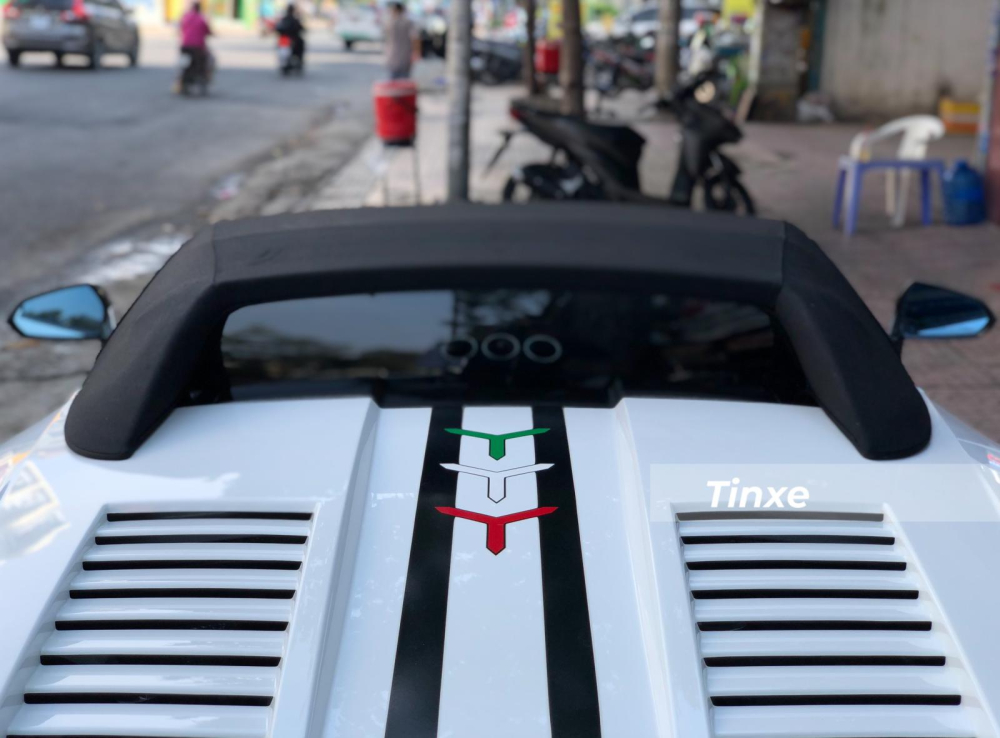 Siêu xe mui trần Lamborghini Gallardo LP570-4 Spyder Performante mất hơn 20 giây để đóng mui, phía sau mui vải là nắp kính cùng 2 sọc màu đen hay 3 chữ Y thể hiện Quốc kỳ Ý