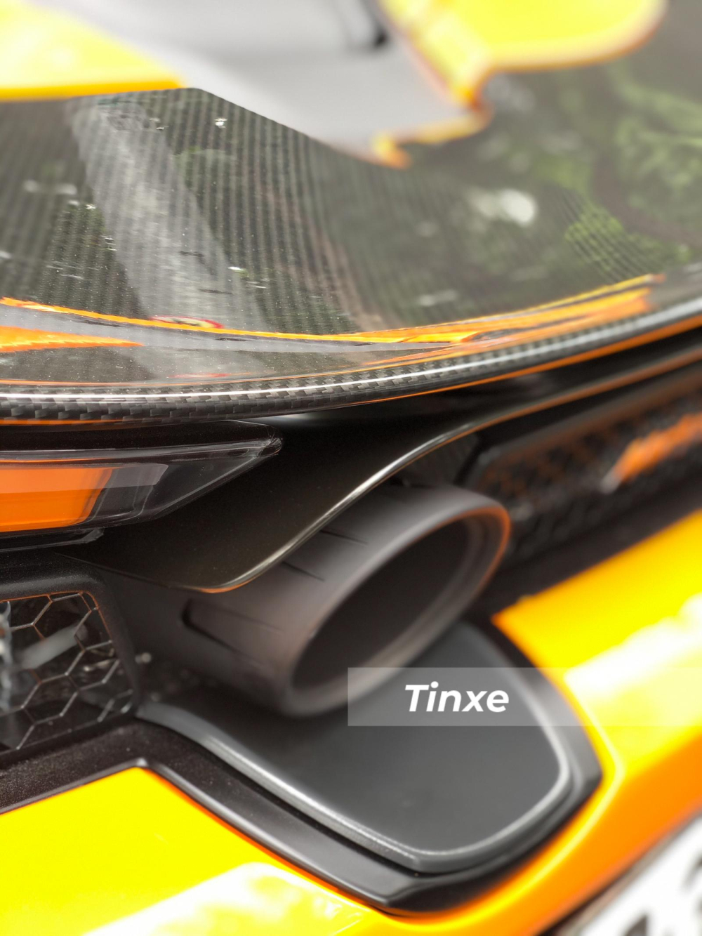 Sức mạnh được truyền tới bánh thông qua hộp số tự động tuần tự 7 cấp, nhờ đó, phiên bản mui trần của McLaren 720S có khả năng tăng tốc từ vị trí xuất phát lên 100 km/h trong thời gian 2,9 giây trước khi đạt vận tốc tối đa 341 km/h khi đóng mui.