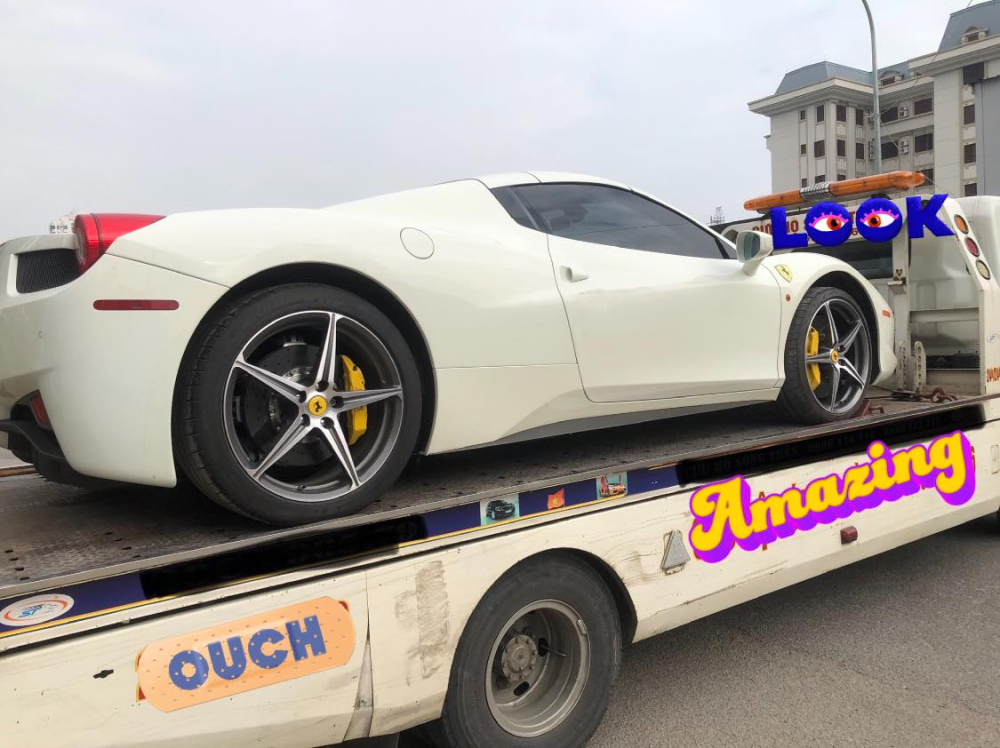 Hình ảnh chiếc siêu xe mui trần Ferrari 458 Spider nằm trên xe chuyên dụng chuẩn bị vào Sài thành