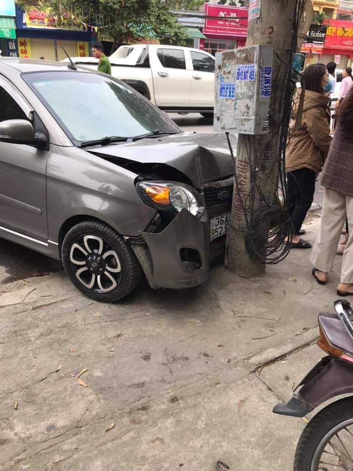 Chiếc Kia Morning bị hư hỏng cả đầu xe lẫn đuôi xe