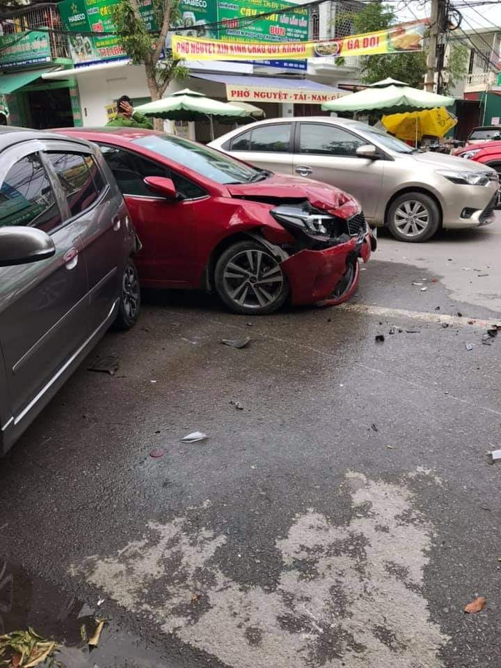 Chiếc ô tô Kia Cerato bị vỡ phần đầu xe