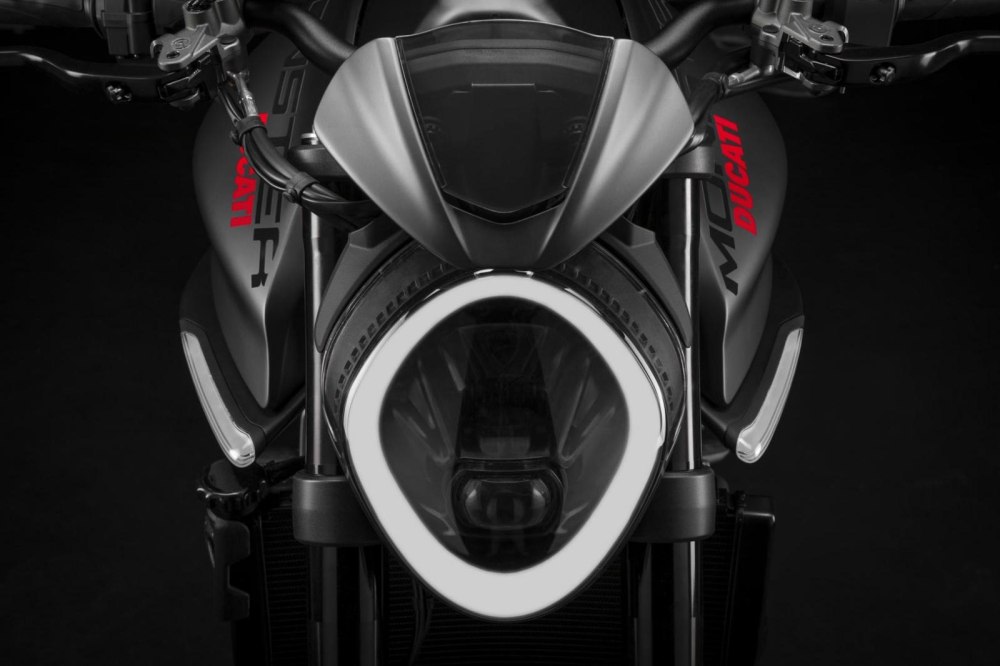Pha đèn Ducati Monster 2021 có thiết kế khá giống với Naked bike của MV Agusta