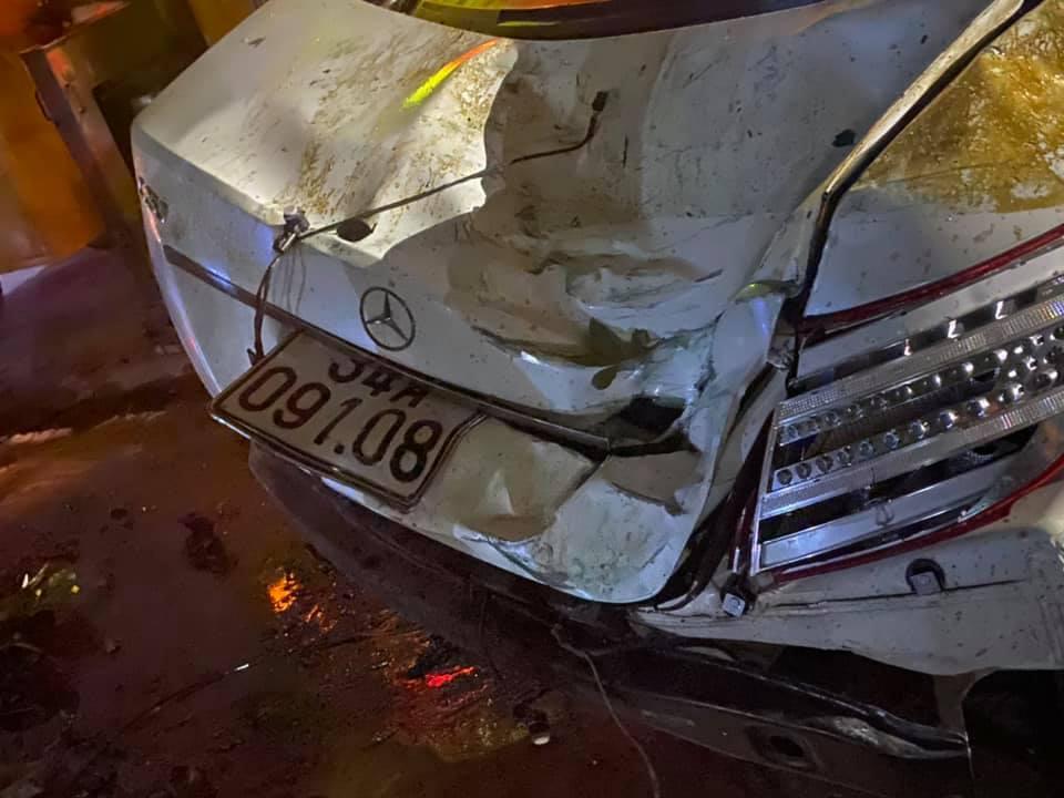 Chiếc ô tô Mercedes-Benz bị hư hỏng nặng sau vụ tai nạn