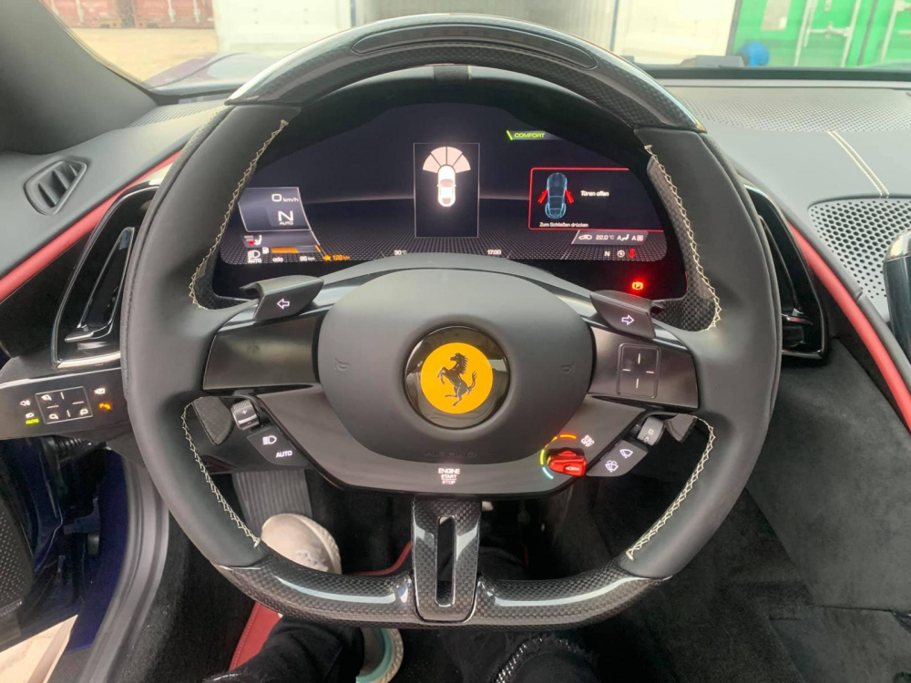 Cận cảnh vô lăng và bảng đồng hồ của siêu xe Ferrari Roma độc nhất Việt Nam
