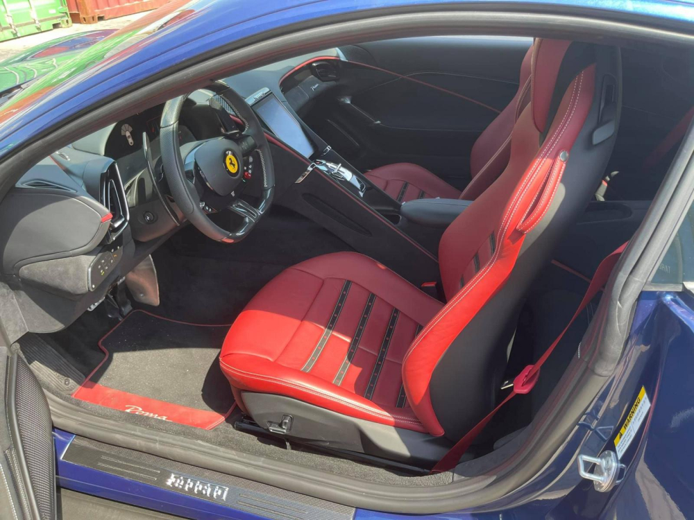 Nội thất siêu xe Ferrari Roma đầu tiên về Việt Nam có ghế ngồi bọc da màu đỏ