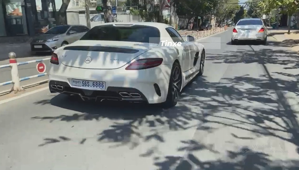 Chiếc siêu xe cửa cánh chim Mercedes-Benz SLS AMG trên đường phố Sài thành vào trưa hôm qua