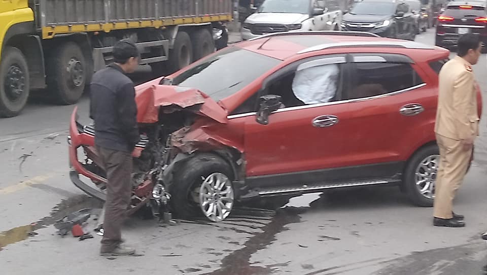 Chiếc ô tô Ford EcoSport hư hỏng nặng sau tai nạn