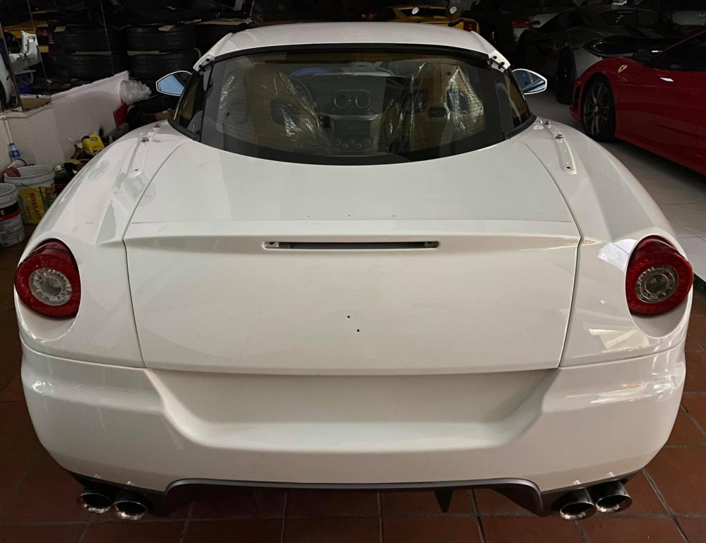 Hiện chiếc siêu xe Ferrari 599 GTB Fiorano này đã về màu sơn trắng