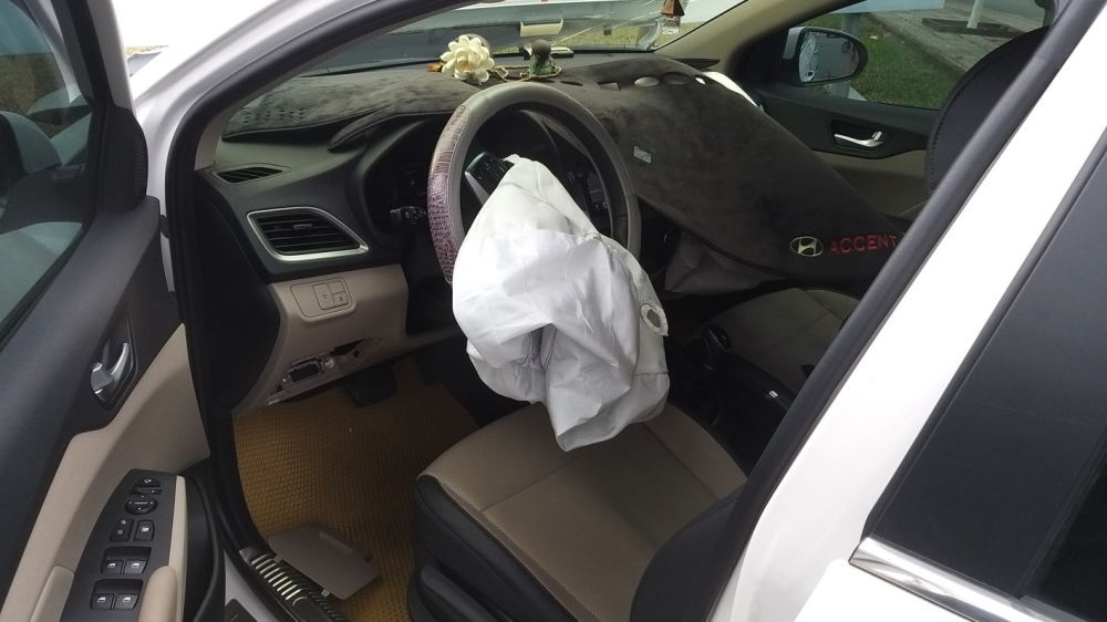 Túi khí bên trong chiếc Hyundai Accent bung ra