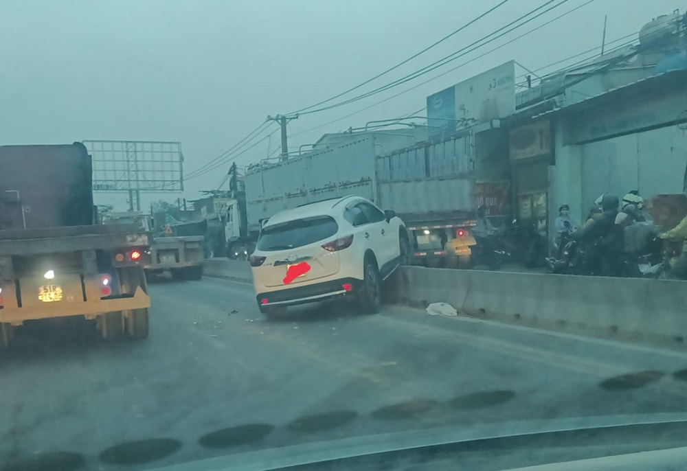Chiếc xe Mazda CX5 xảy ra va chạm với xe container vào sáng sớm