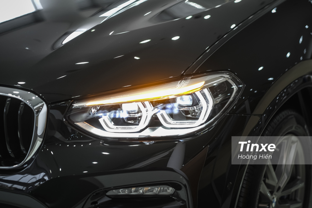 Thêm vào đó, đèn xi-nhan của BMW X3 xDrive30i M Sport cũng đã được chuyển sang dạng mí LED hiện đại và đồng điệu với đèn LED định vị ban ngày,