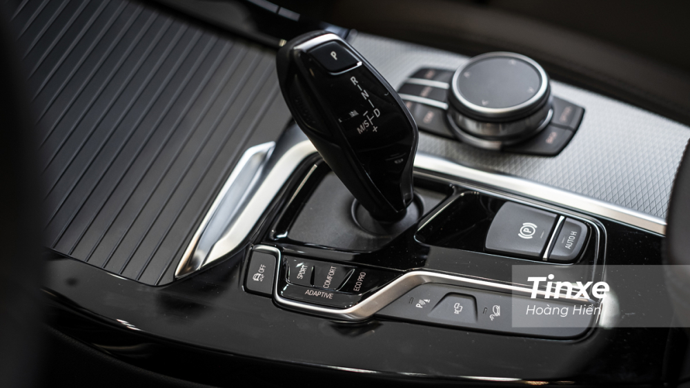 BMW X3 xDrive30i M Sport được bổ sung thêm chế độ lái thích ứng chủ động Adaptive cho phép chiếc xe tự lựa chọn các tuỳ chỉnh tối ưu nhất với từng tình trang giao thông.