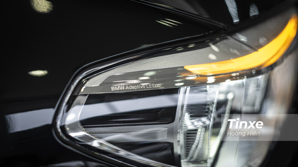 Công nghệ đèn chiếu sáng trên BMW X3 xDrive30i M Sport là BMW LED Adaptive cho phép chiếc xe có thể tự động điều chỉnh hướng sáng phù hợp với tình trạng giao thông.