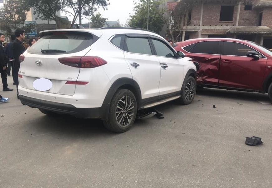 Hiện trường vụ va chạm giữa xe Hyundai Tucson với Lexus NX ở Lào Cai vào chiều qua