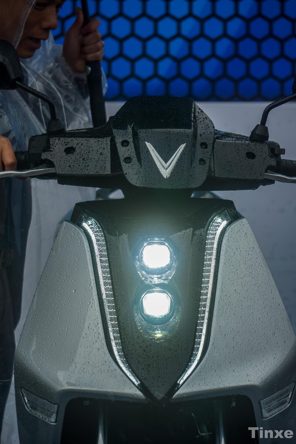 Đèn pha LED dạng Projector trên VinFast Theon