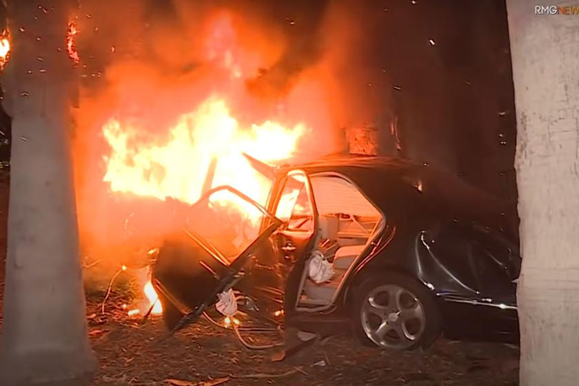 Chiếc ô tô Mercedes-Benz bốc cháy tại hiện trường vụ tai nạn