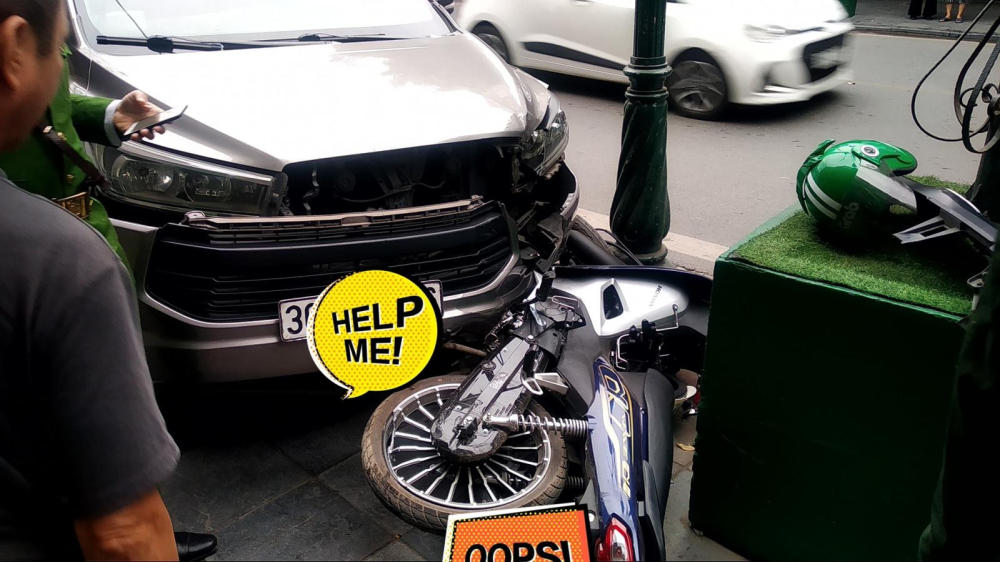Hiện trường vụ tai nạn giữa xe máy với Toyota Innova vào sáng nay tại Hà Nội