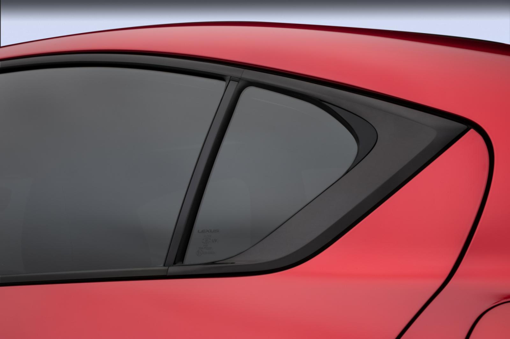 Đường chân kính mạ crôm màu tối của Lexus IS 500 F Sport Performance 2022