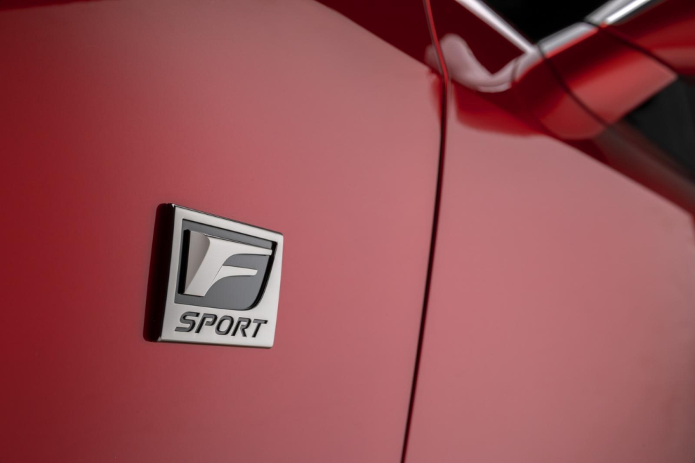 Tem chữ nổi của Lexus IS 500 F Sport Performance 2022