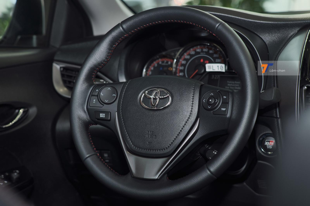 Vô lăng của Toyota Vios GR-S 2021 vẫn là loại 3 chấu tròn, bọc da và thêu chỉ đỏ.