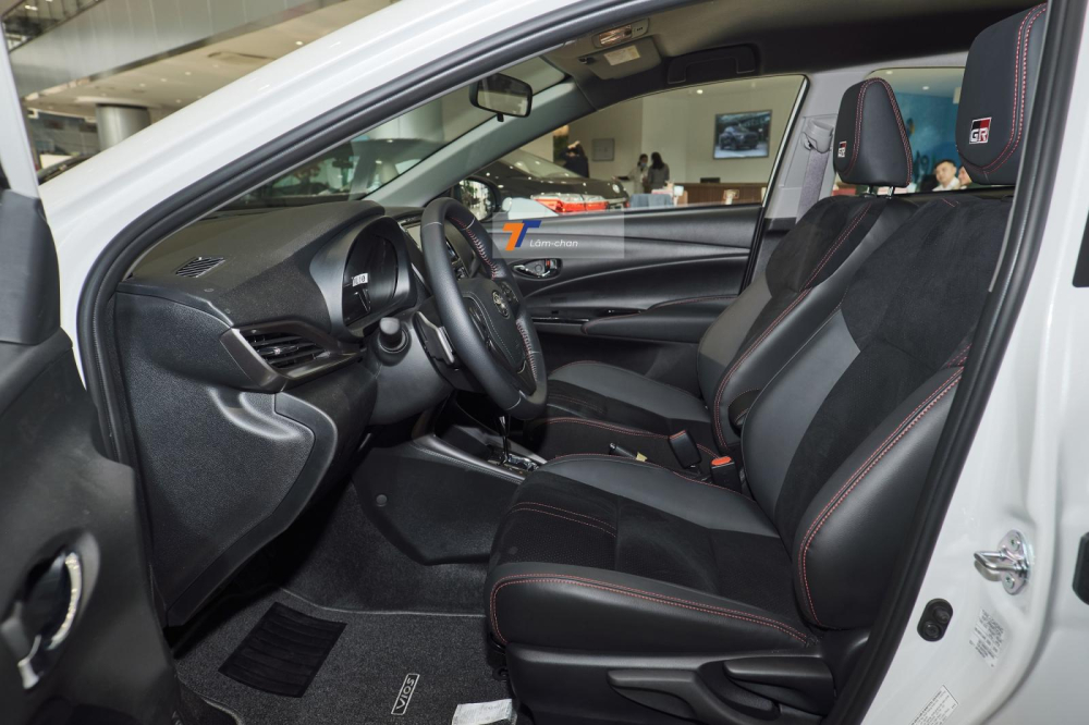 Toyota Vios GR-S 2021 được trang bị hàng ghế trước dạng thể thao nhưng vẫn chỉnh tay 6 hướng cho ghế lái và 4 hướng cho ghế phụ.