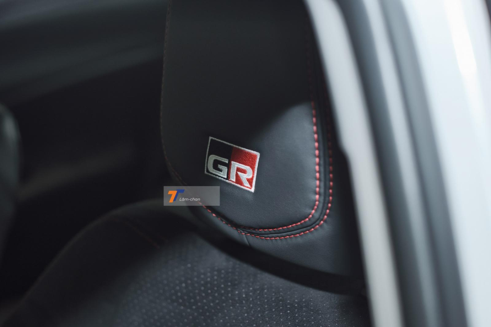 Logo “GR” được thêu trên tựa đầu hàng ghế trước.