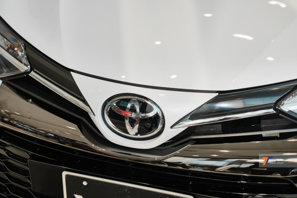 Logo Toyota ở phần đầu xe có 2 thanh mạ crôm chạy sang 2 bên kết nối với cụm đèn chiếu sáng trước.
