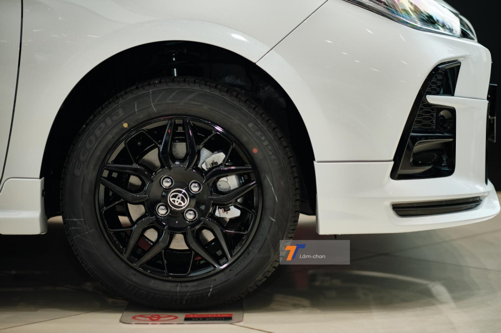 Mâm hợp kim 15 inch trên Toyota Vios GR-S 2021 được thiết kế các chấu tạo hình khá thể thao.