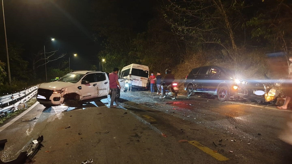 Hiện trường vụ tai nạn liên hoàn giữa xe container, xe 16 chỗ cùng Toyota Innova và xe bán tải Ford Ranger khiến đèo Bảo Lộc ùn tắc nghiêm trọng